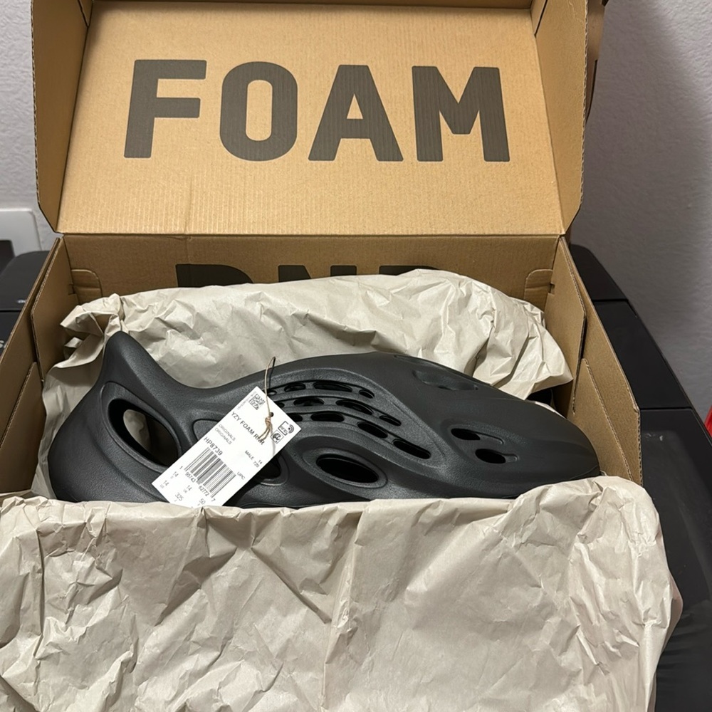 Yeezy foam runner size 14, carbon/dark gray